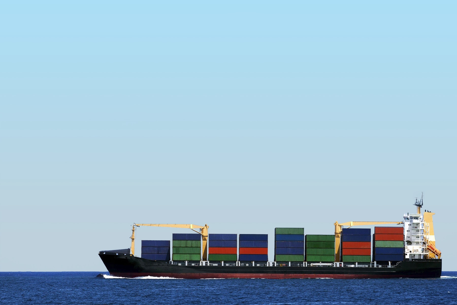 港口拥堵影响亚洲内部服务，货物积压、运力短缺需船公司注入运力