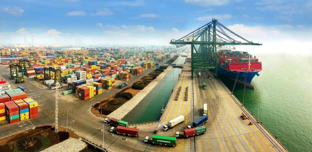 天津港年集装箱吞吐量，首次突破2000万标准箱！