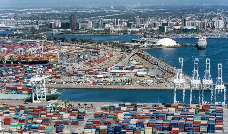 长滩港和洛杉矶决定将“集装箱停留费”搁置至 12 月 27 日
