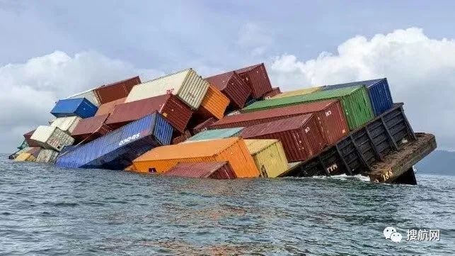 突发！一新加坡集装箱驳船发生严重倾斜，集装箱落水，涉及多家船公司共舱