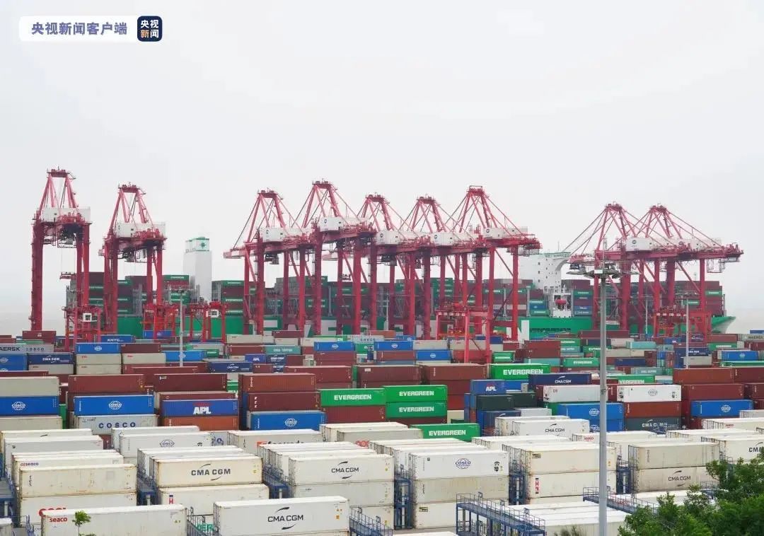 世界最大系列集装箱船“长彩”轮首航上海港