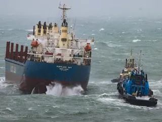 PB旗下一艘散货船遭遇风暴并失去动力....