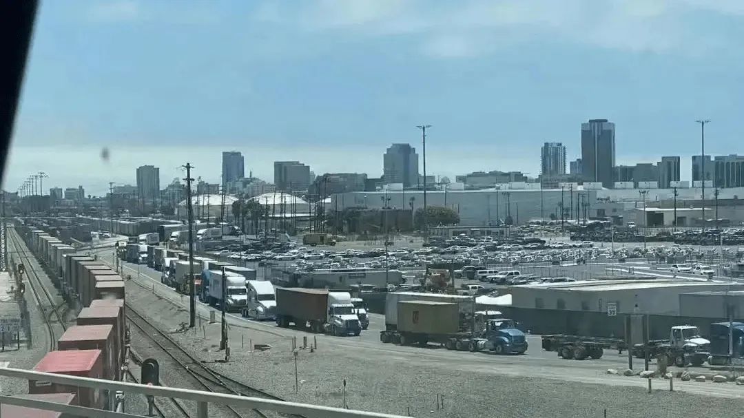 LA、LB码头发生爆发性拥堵！“常驻”集装箱超4.8万个......