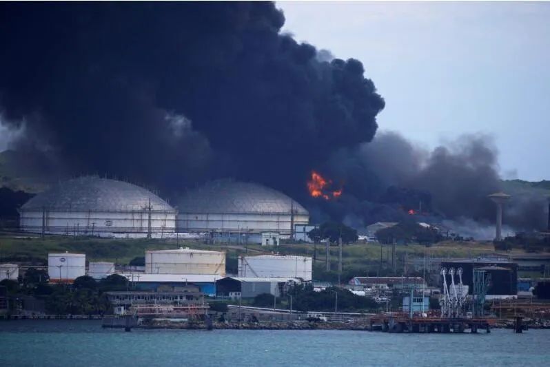 港口储油罐突遭雷击！爆炸已致1人死亡，超120人受伤